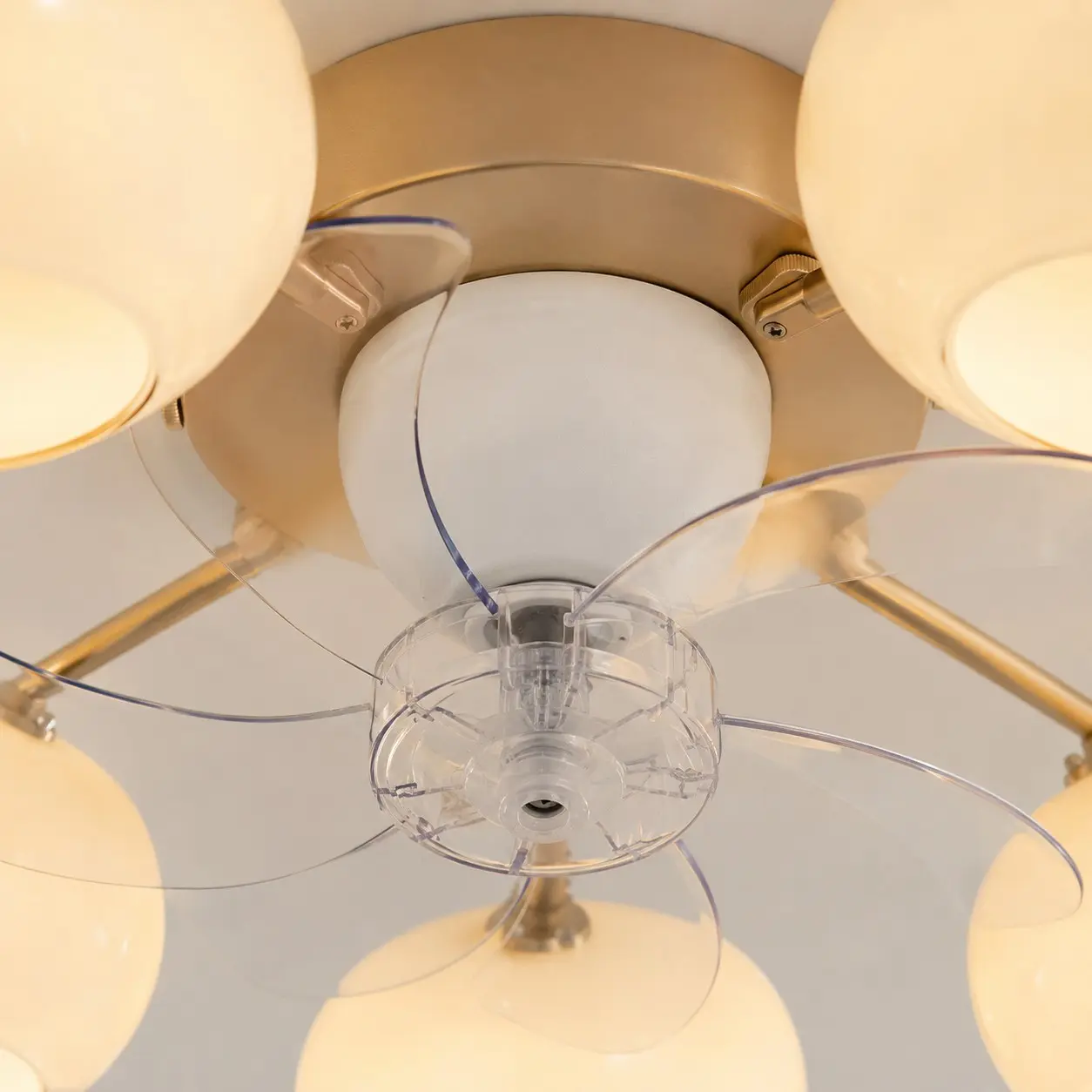 Detailní záběr na průhledné lopatky ventilátoru a centrální motor