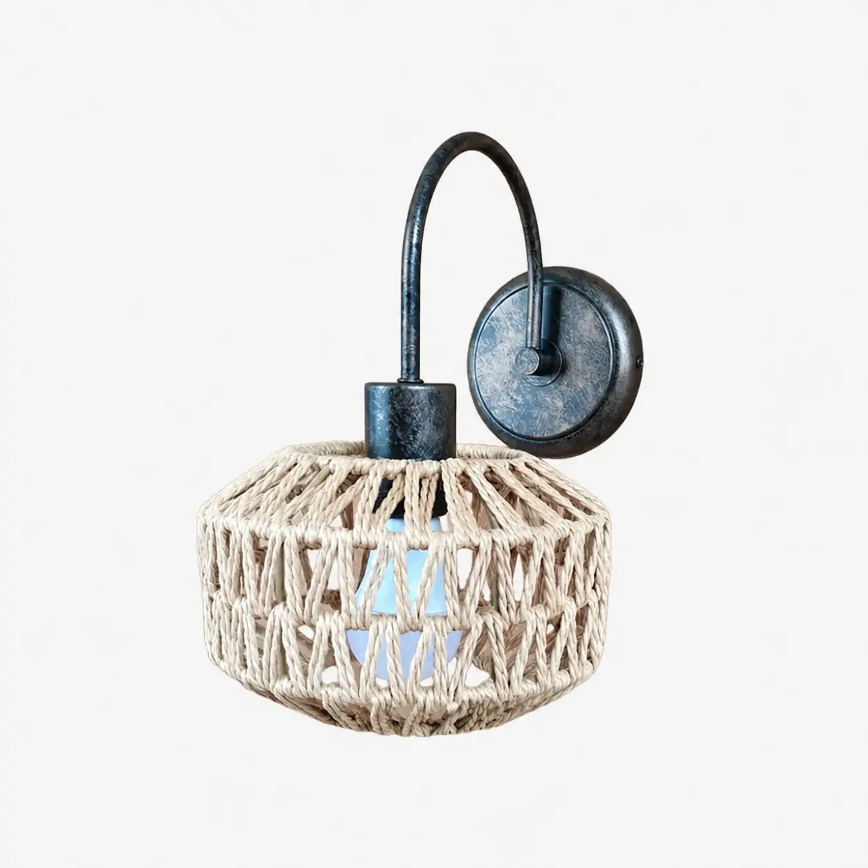 Aplique de parede Shade B em rattan trançado com acabamento em latão antigo