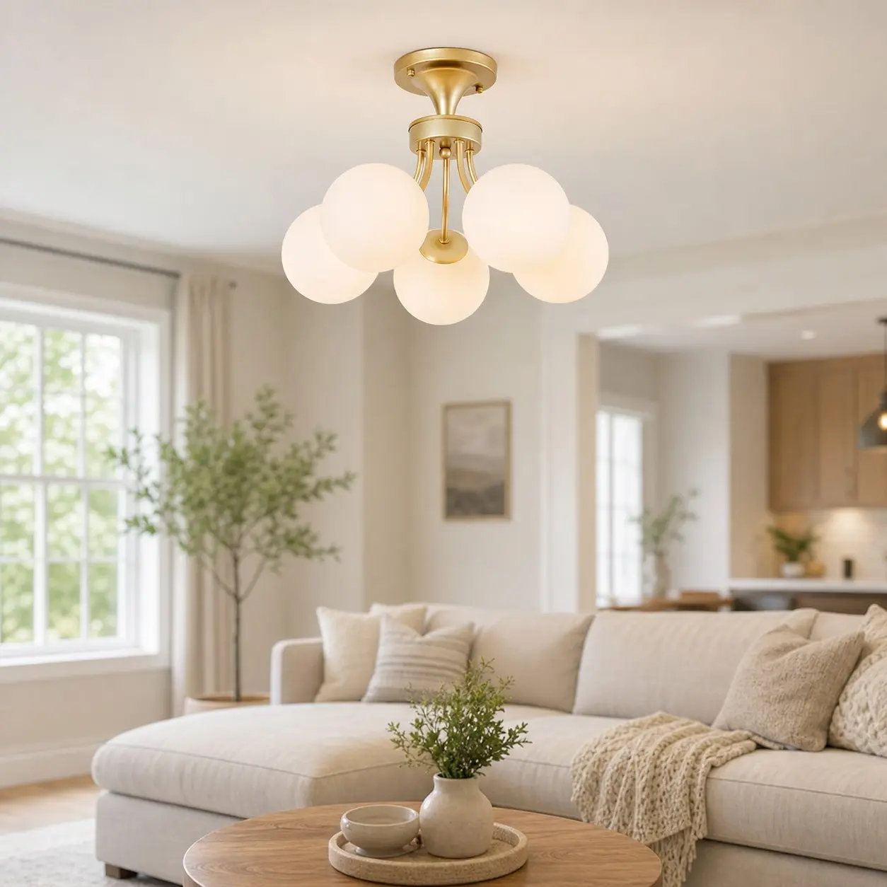 Plafonnier globe doré dans un salon moderne et lumineux
