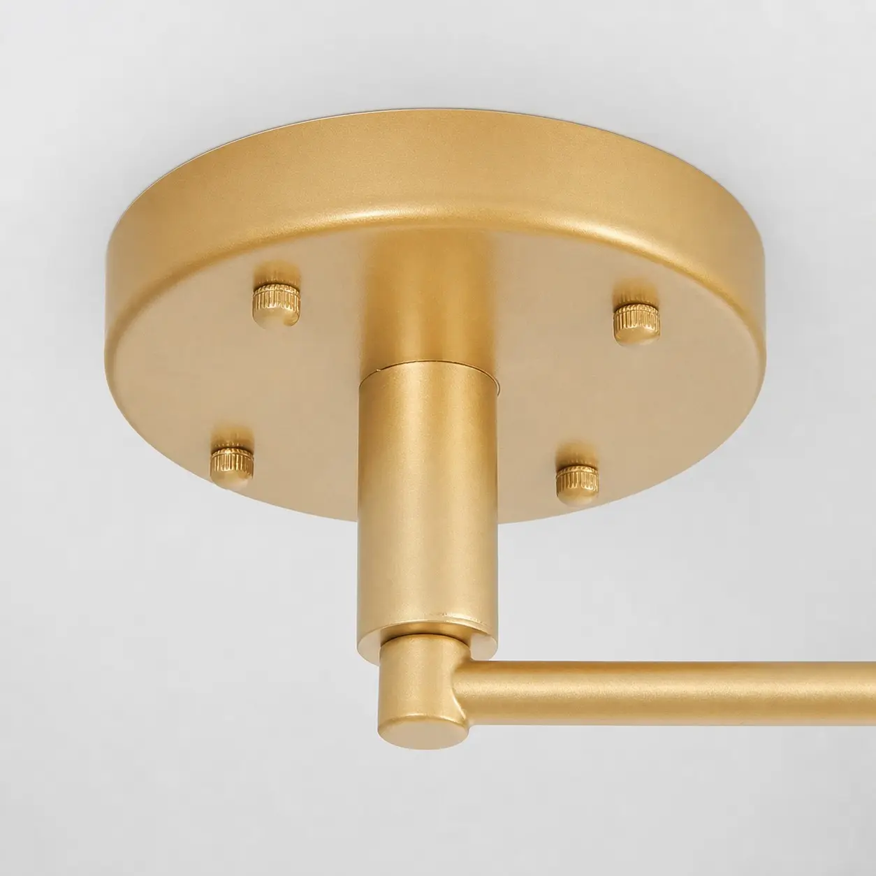 Détail de la rosace de plafond dorée et de la connexion du bras mobile