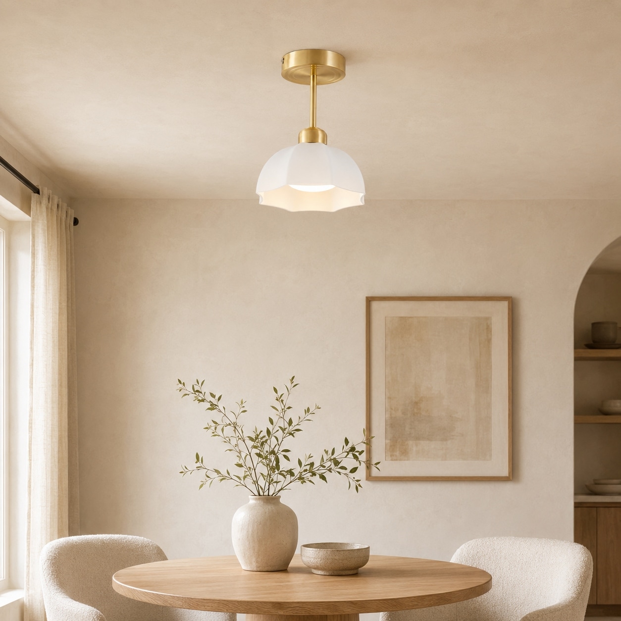 Stropní lampa z bílého mléčného skla s mosaznou povrchovou úpravou nad jídelním stolem