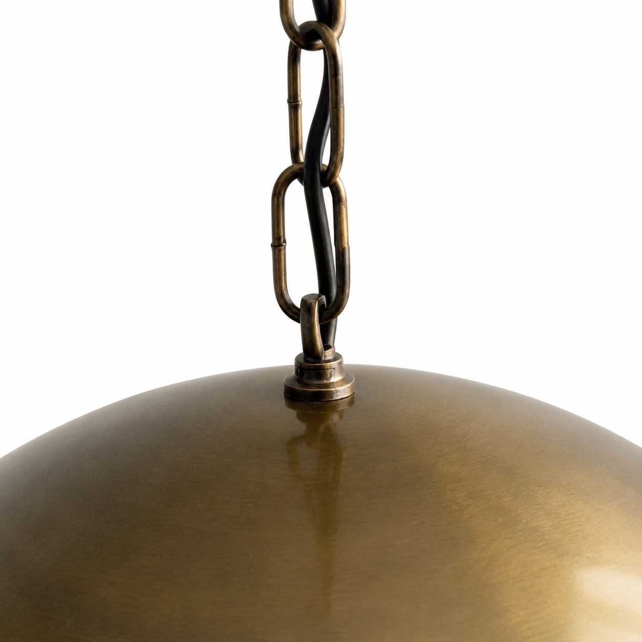 Dettaglio ravvicinato della sospensione a catena e del baldacchino in ottone.