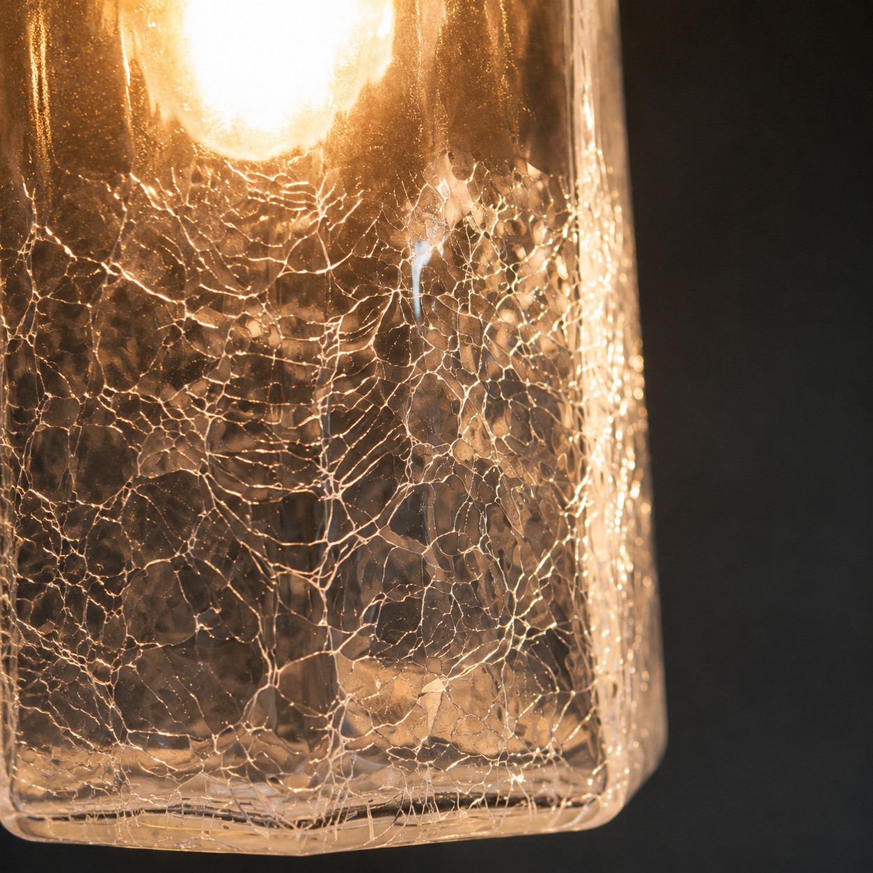Dettaglio della texture del vetro craquelé illuminato