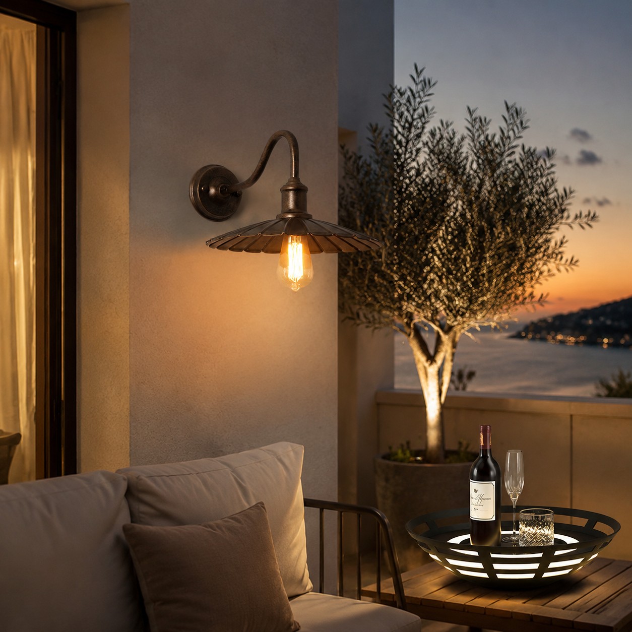 Aplique de parede externo em uma parede de terraço ao entardecer.