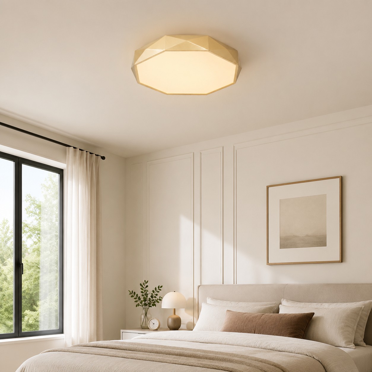 Plafonnier doré installé dans une chambre chaleureuse