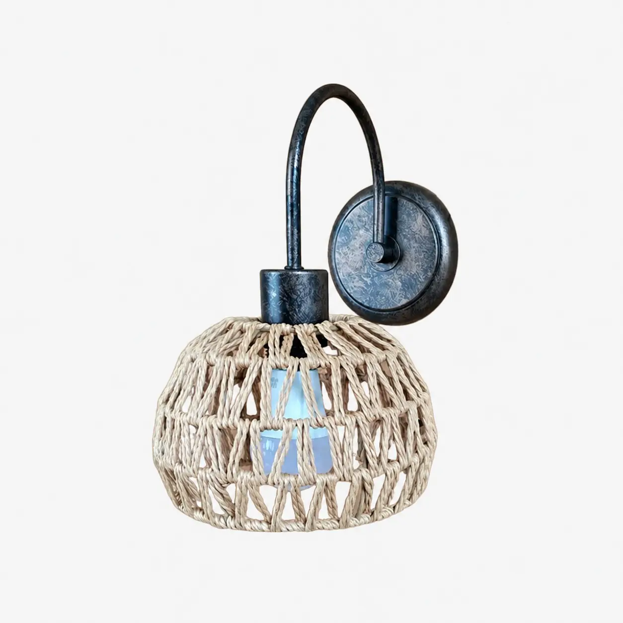 Aplique de parede Shade A em rattan trançado com acabamento em latão antigo.