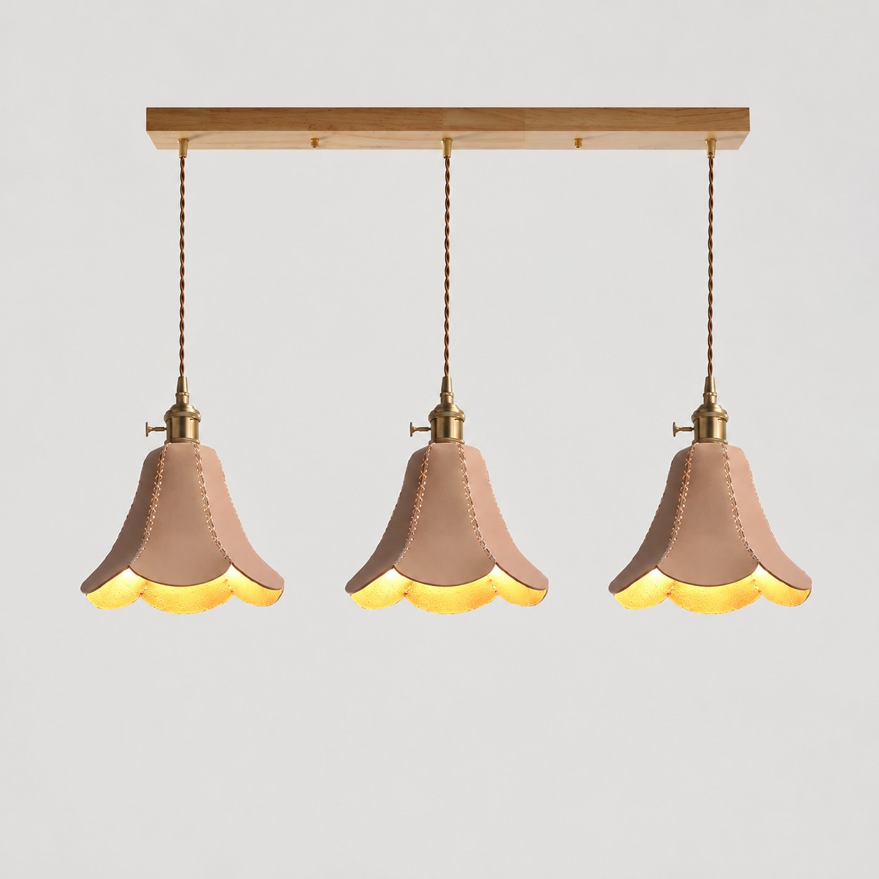 Lampada a sospensione a triplo petalo in pelle naturale