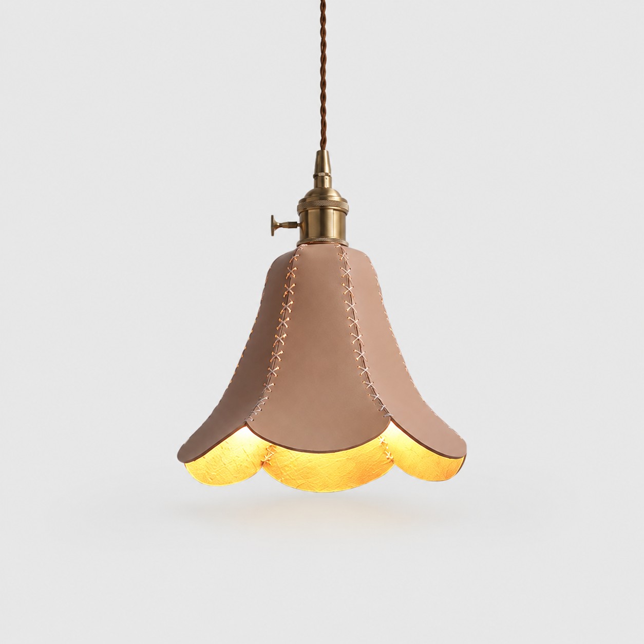Lampada a sospensione a petalo singolo in pelle naturale