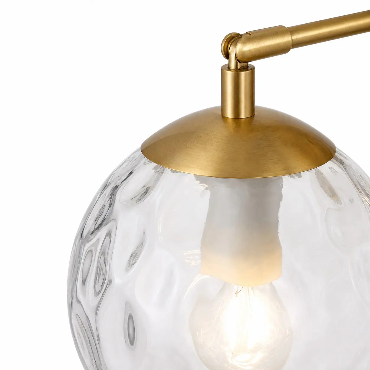 Gros plan sur la texture du verre ondulé et le capuchon doré