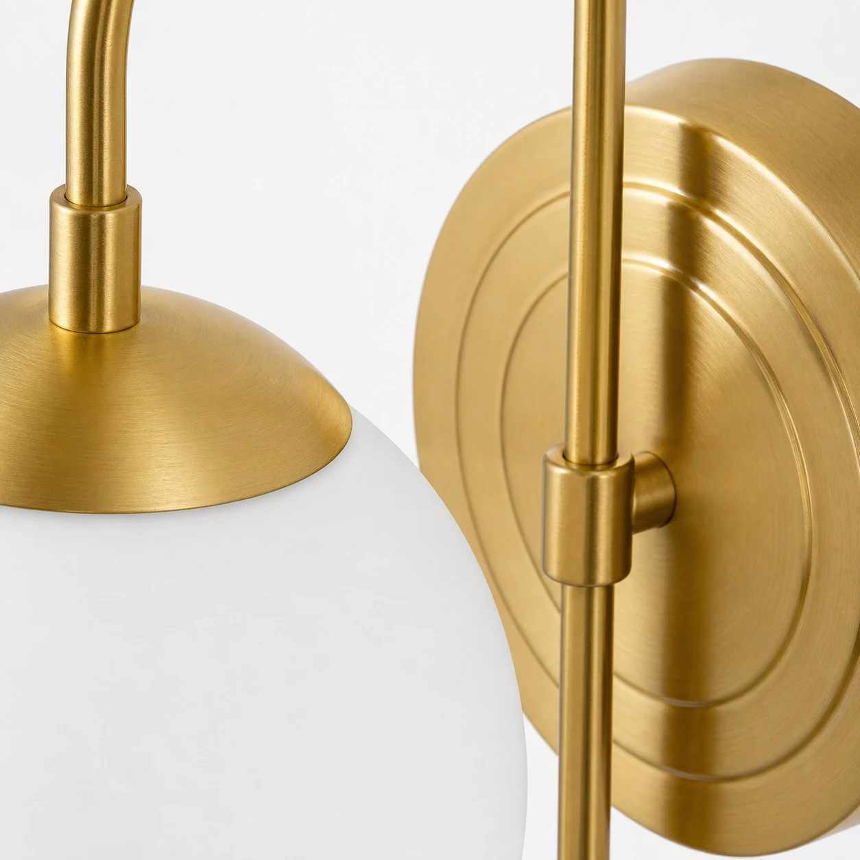 Suporte para cúpula em metal dourado e detalhe de braço ajustável