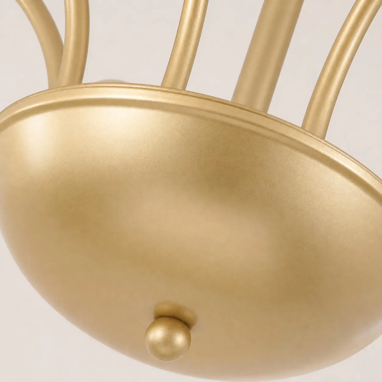 Detalhe do acabamento em metal dourado acetinado