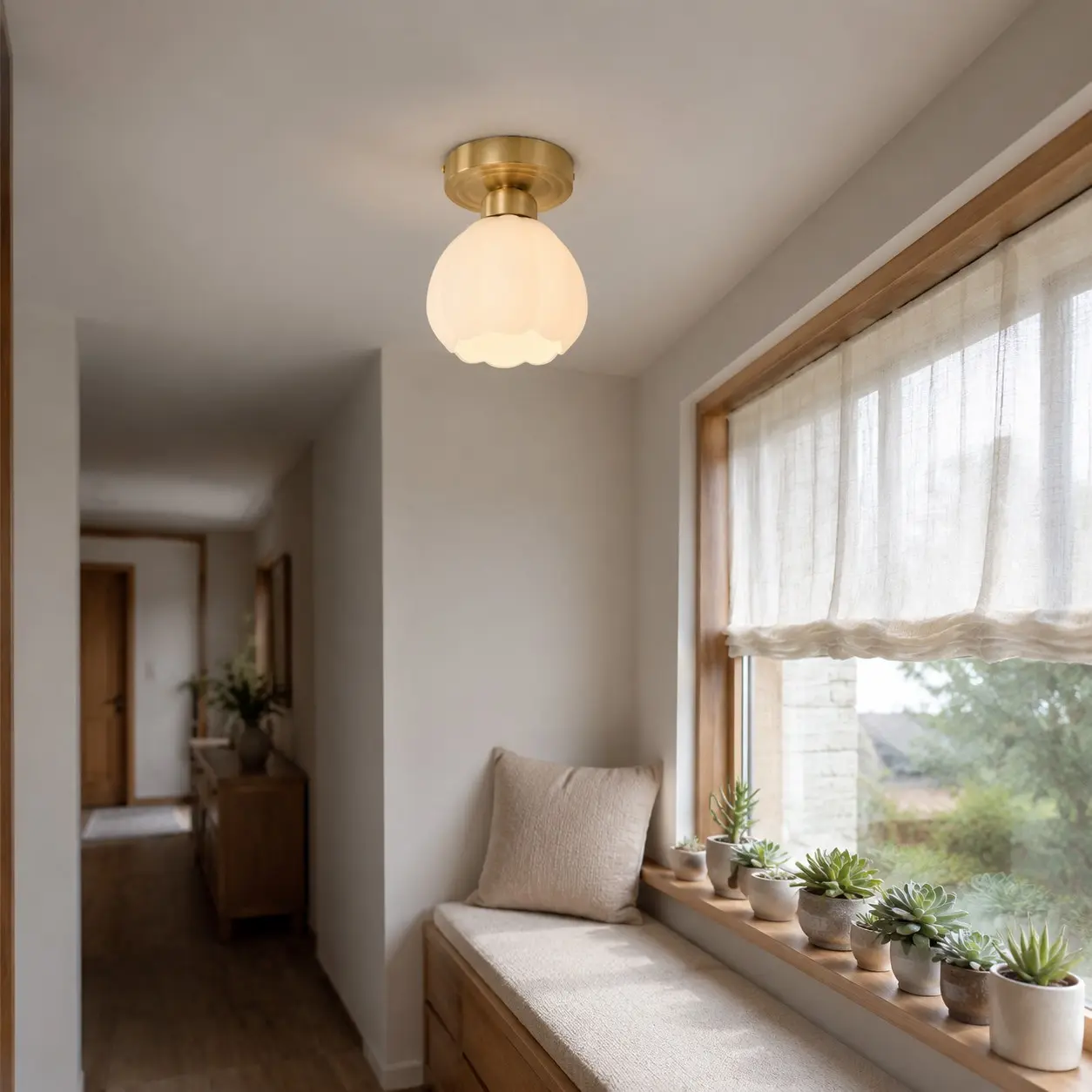 Eine Deckenleuchte in Blumenform aus Milchglas über einer Fensterbank