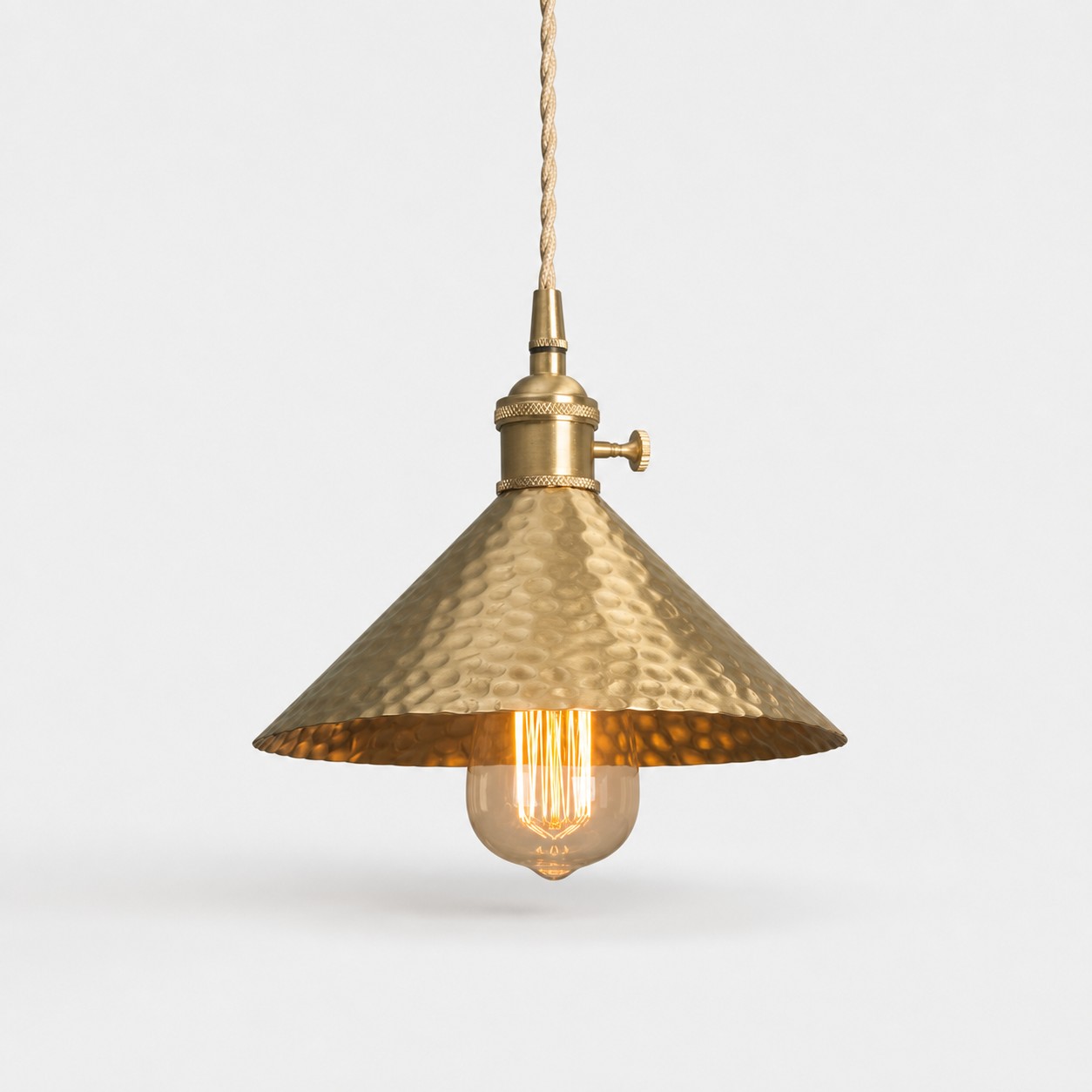 Lampada a sospensione con cono martellato in ottone
