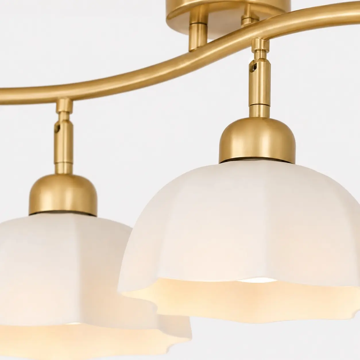Guldfärgad lamphållare och glasskärmdetalj