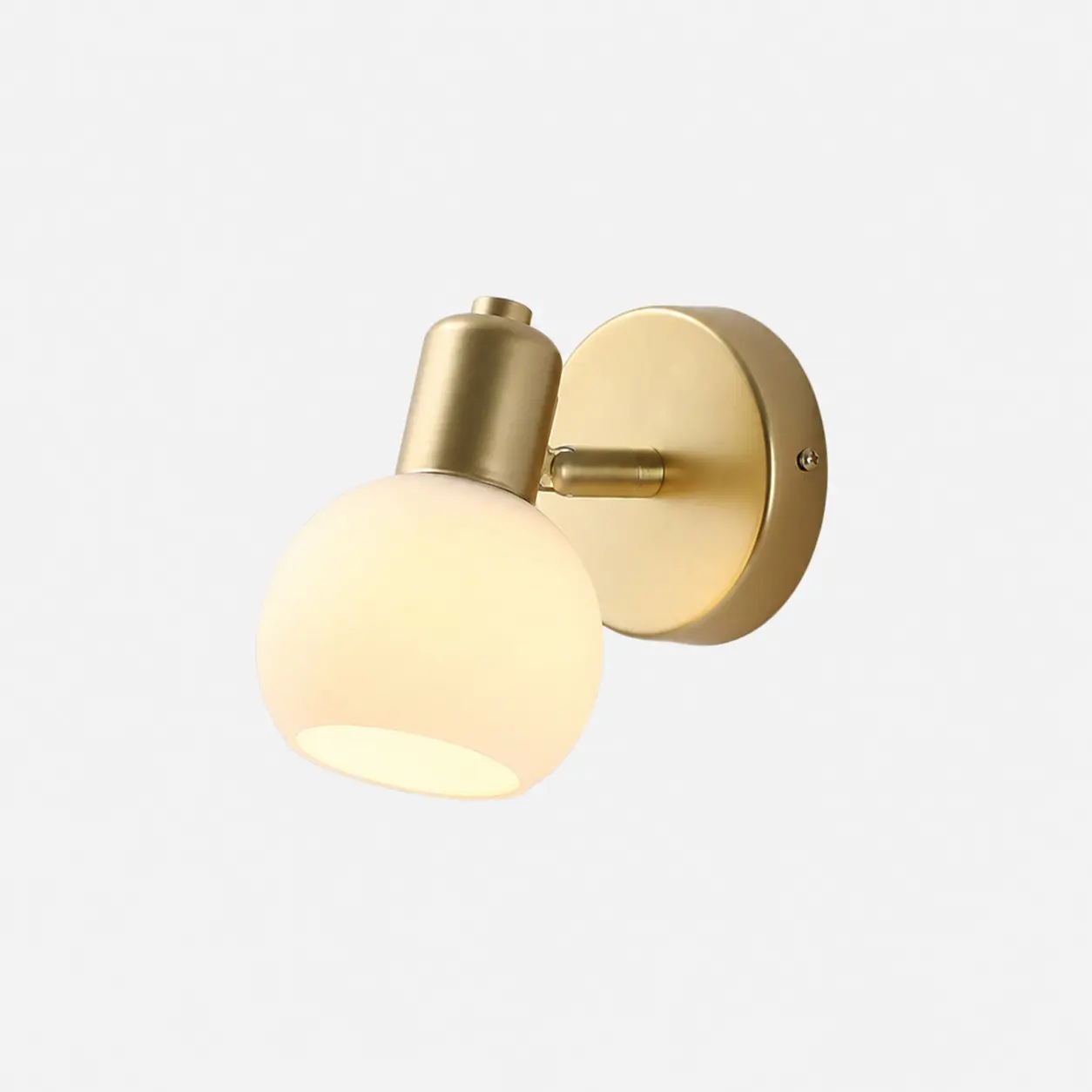 Aplique de parede de ferro dourado com uma lâmpada e cúpula de vidro.