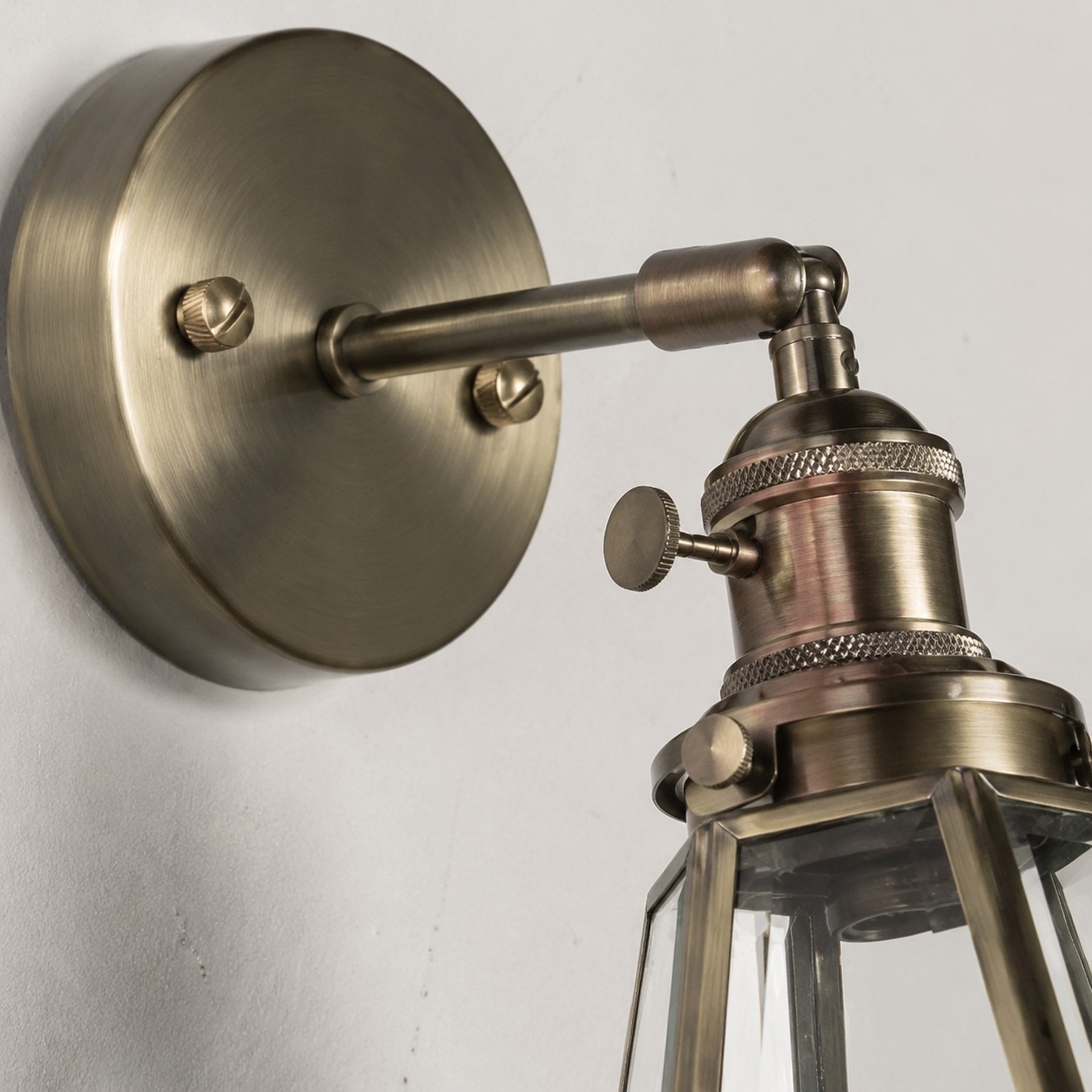 Facetterat glas och varmt metallarbete 1