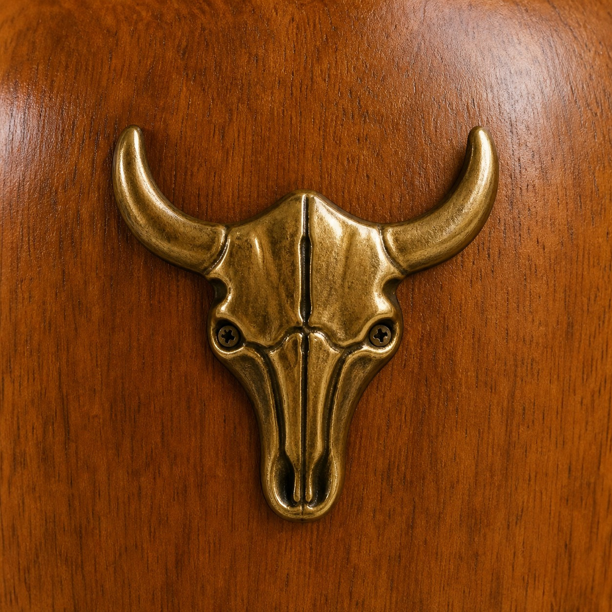 Messinkinen häränpääkoristelu puisessa lampun rungossa