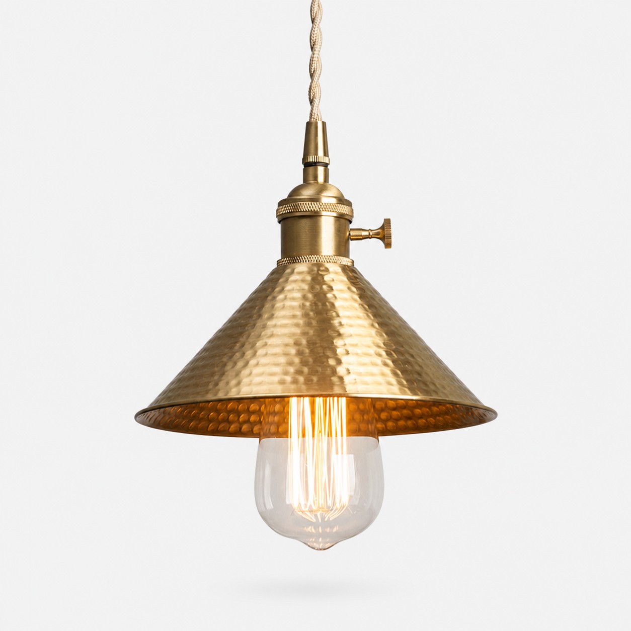 Lampada a sospensione Hammered Bell in ottone
