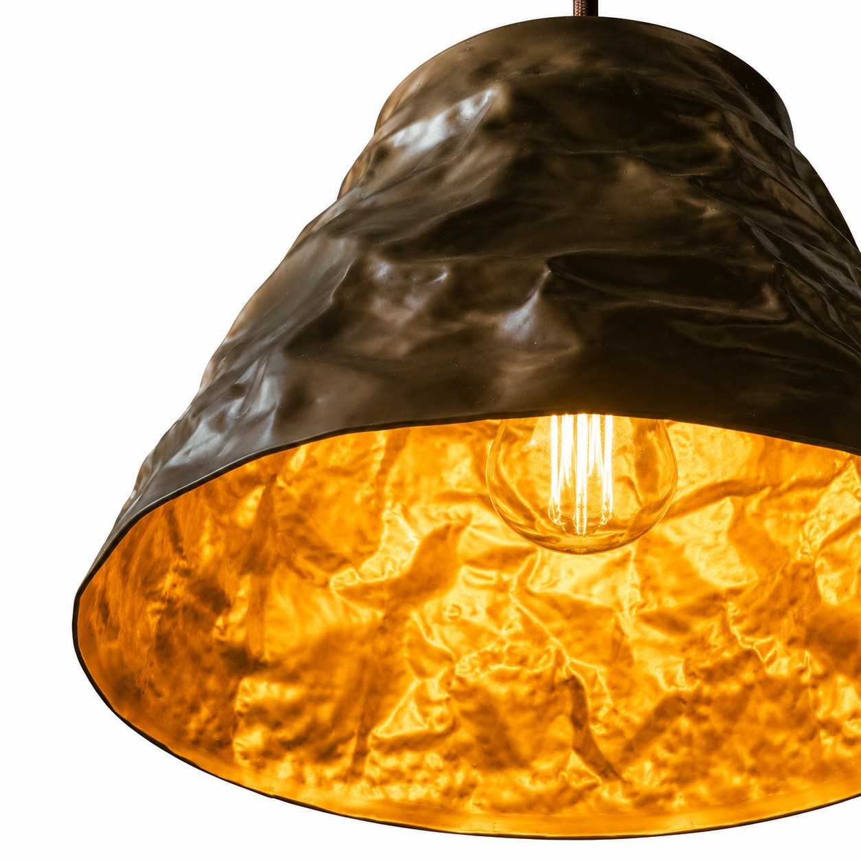 Dettaglio del tappo superiore e del cavo della lampada a sospensione in ottone martellato.