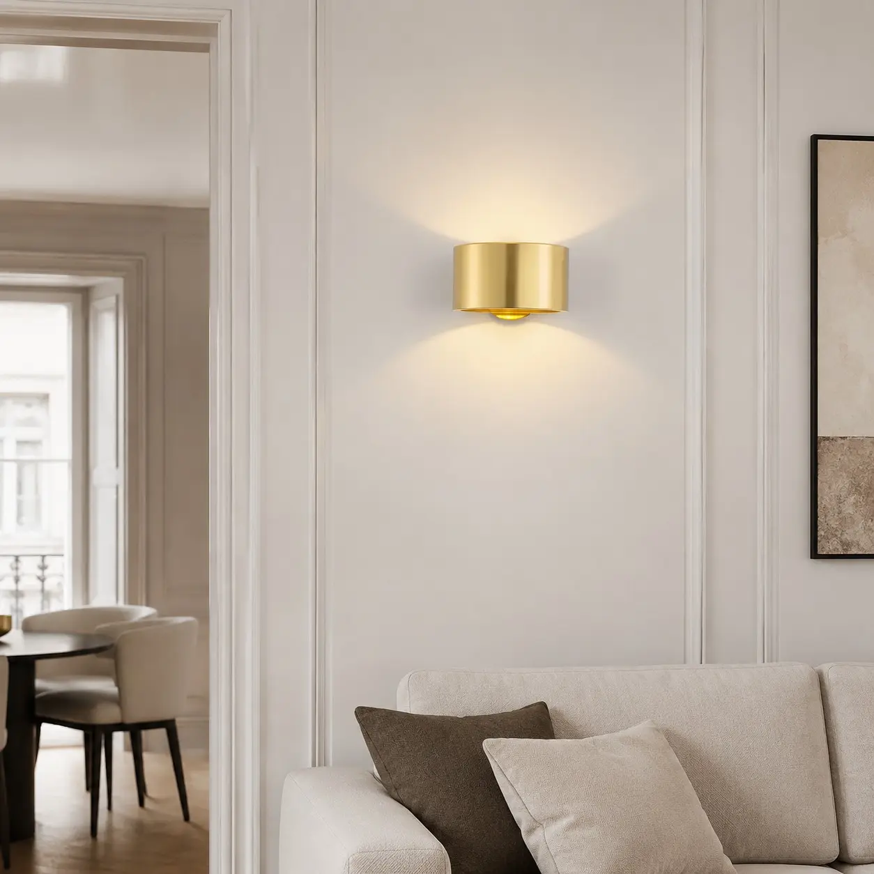 Luminária de parede em latão dourado em um interior refinado.
