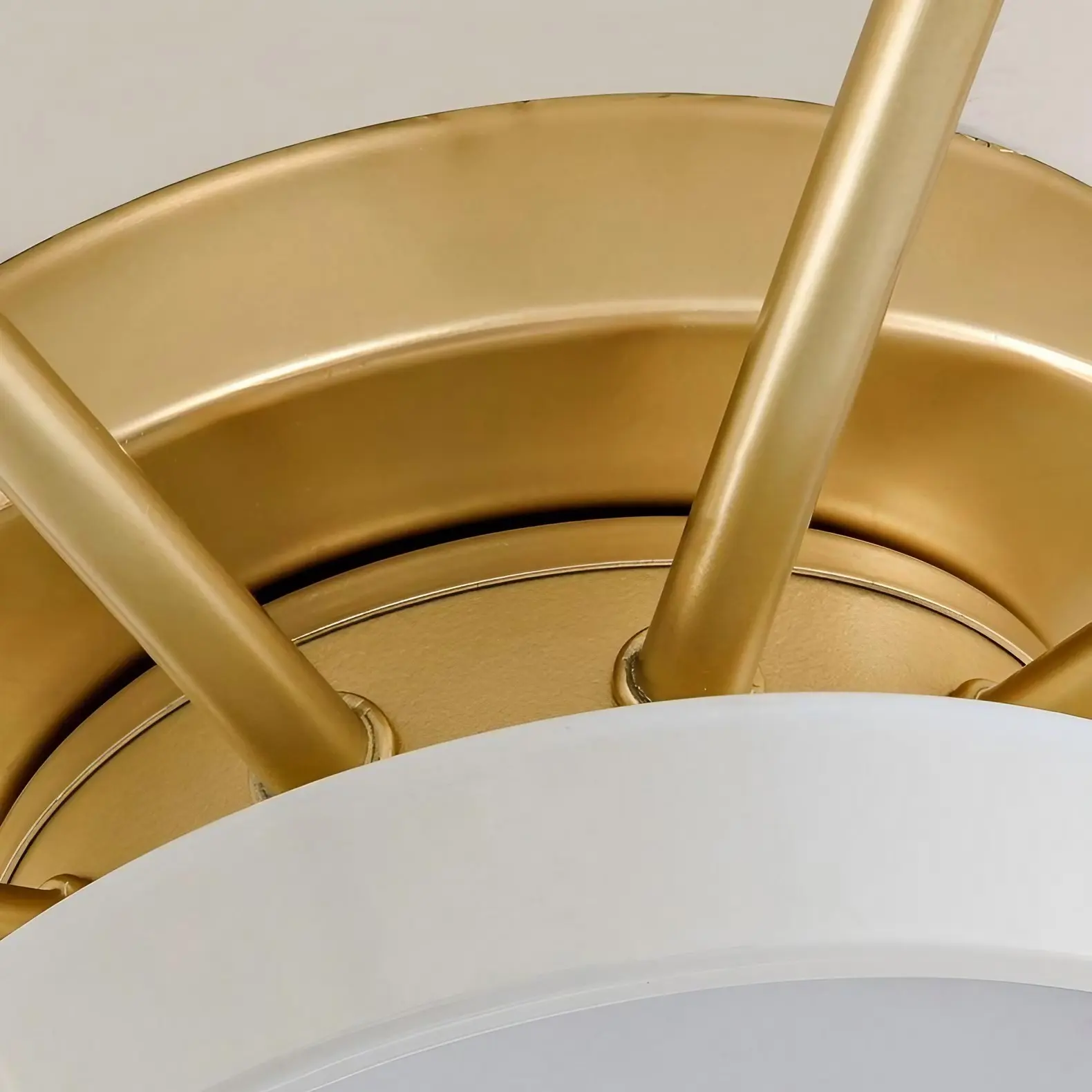 Detail spojení zlatého rámu a stínidla