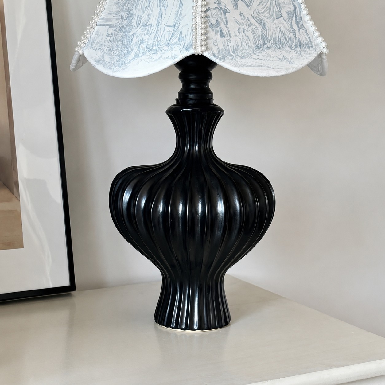 Dettaglio della base della lampada da tavolo scultorea nera