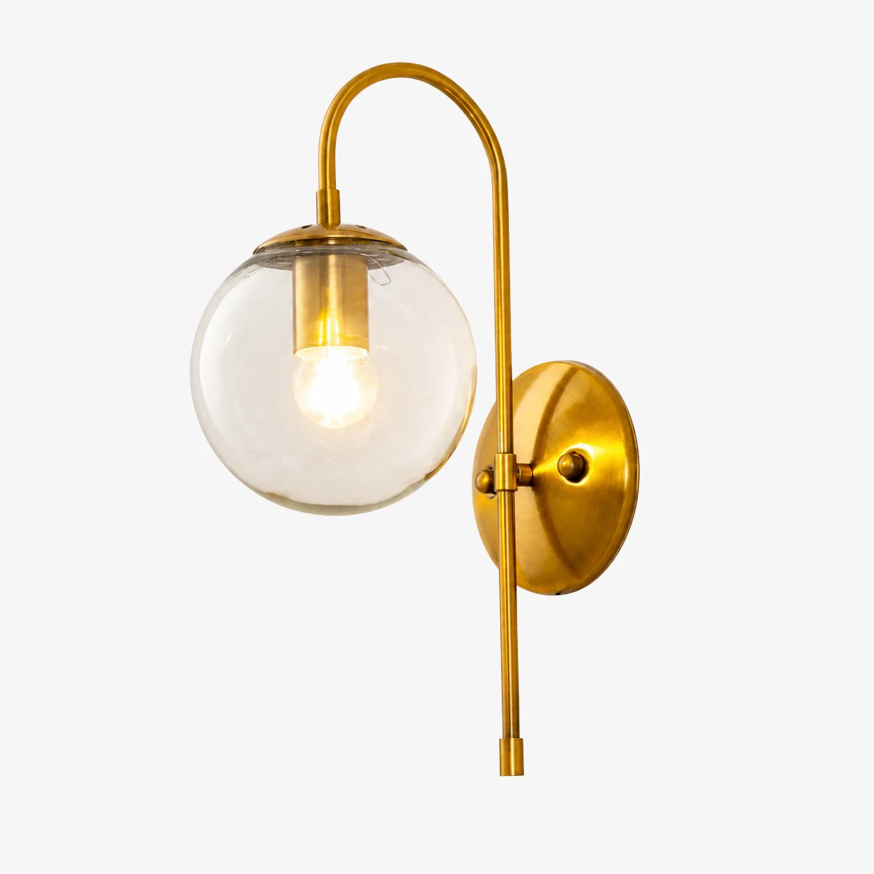 Aplique de parede em vidro transparente com acabamento dourado, modelo B