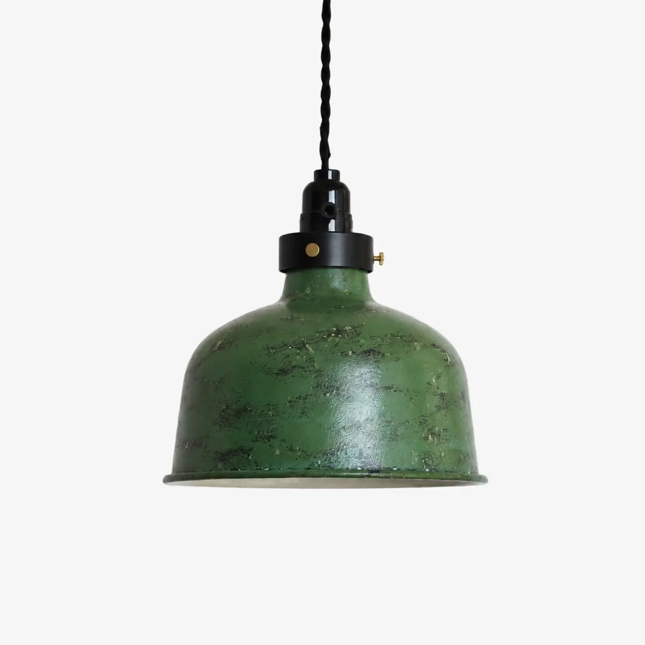 Luminária pendente verde com acabamento desgastado