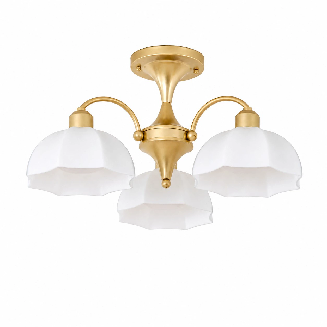 Lustre dourado de três luzes com cúpulas de vidro branco.