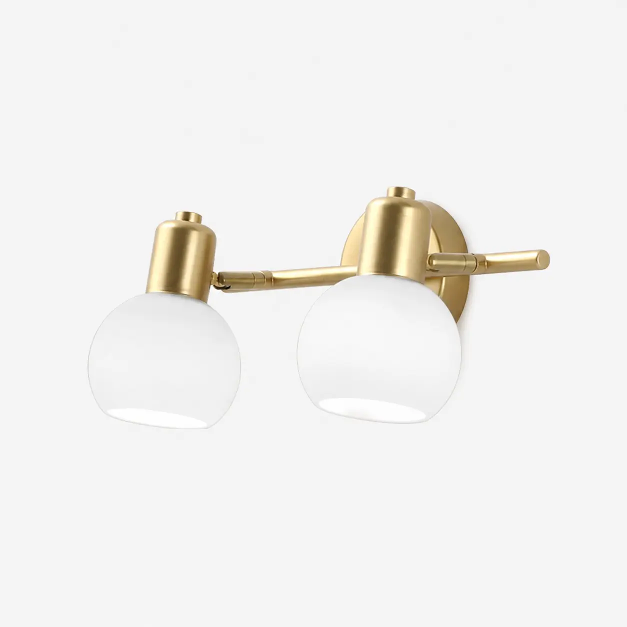 Aplique de parede de ferro dourado com duas lâmpadas e cúpulas de vidro.