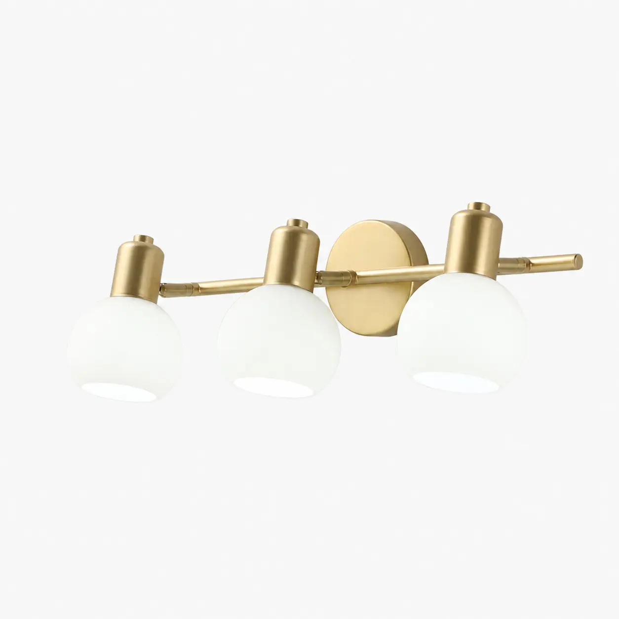 Aplique de parede de ferro dourado com três lâmpadas e cúpulas de vidro.