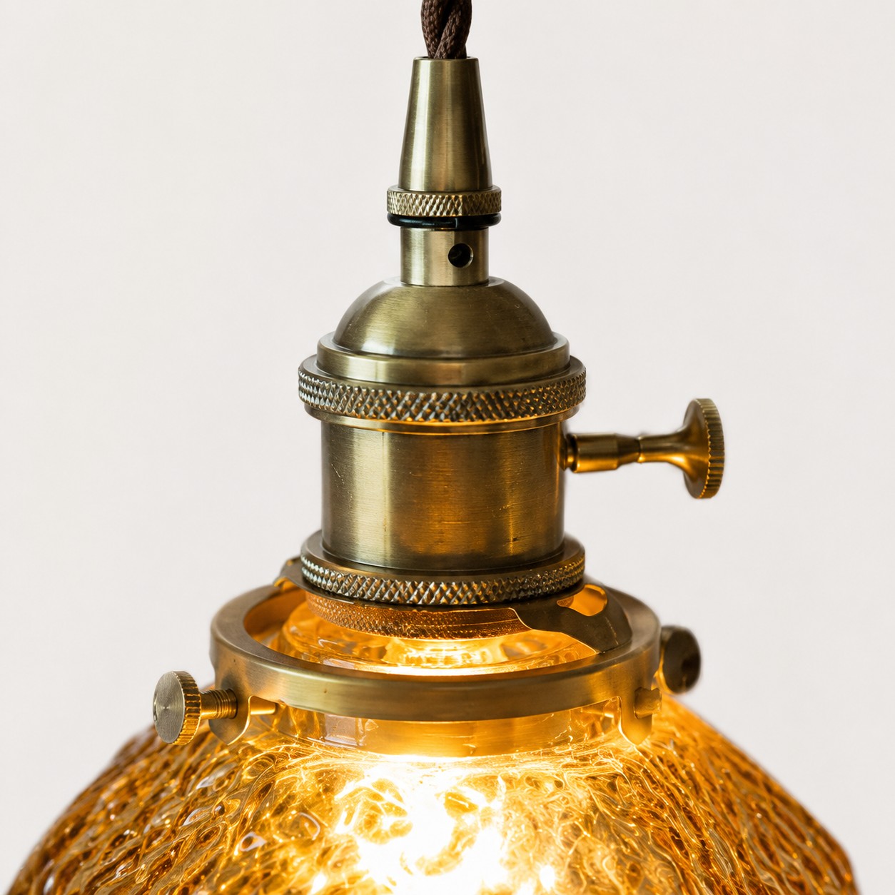 Trabalho em metal com inspiração vintage e detalhes cuidadosamente sobrepostos.