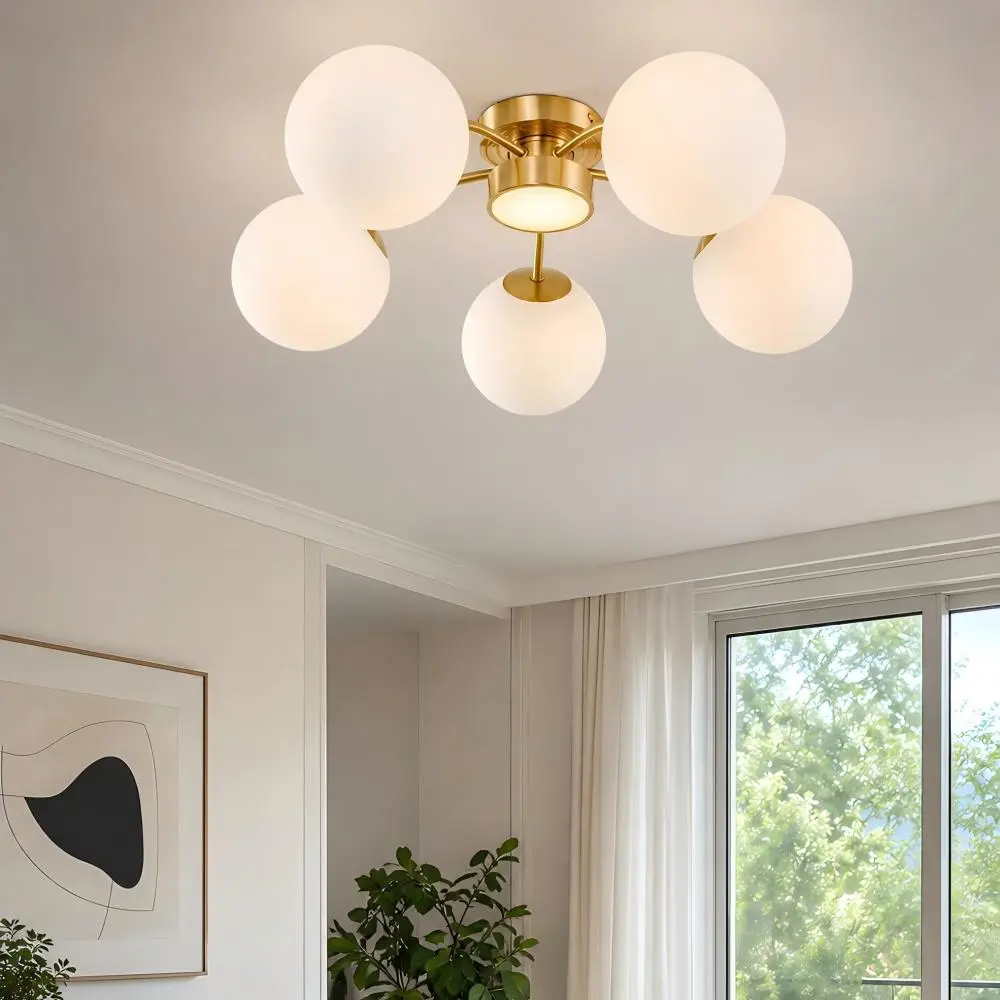 Plafonnier globe en laiton dans un intérieur contemporain lumineux
