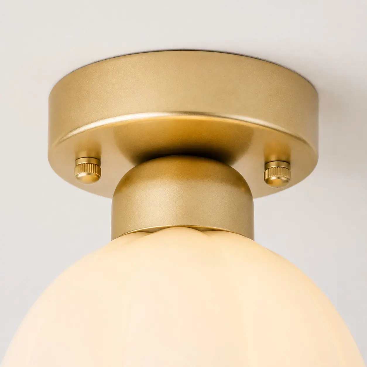 Details zur goldfarbenen Deckenrosette und den Befestigungselementen
