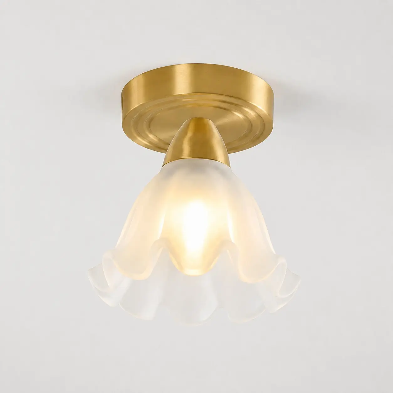 Lampa sufitowa z litego mosiądzu, płatek szkła