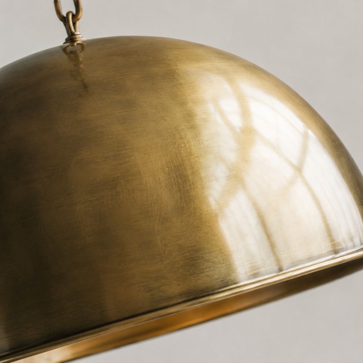 Dettaglio ravvicinato della superficie a cupola in ottone anticato spazzolato.