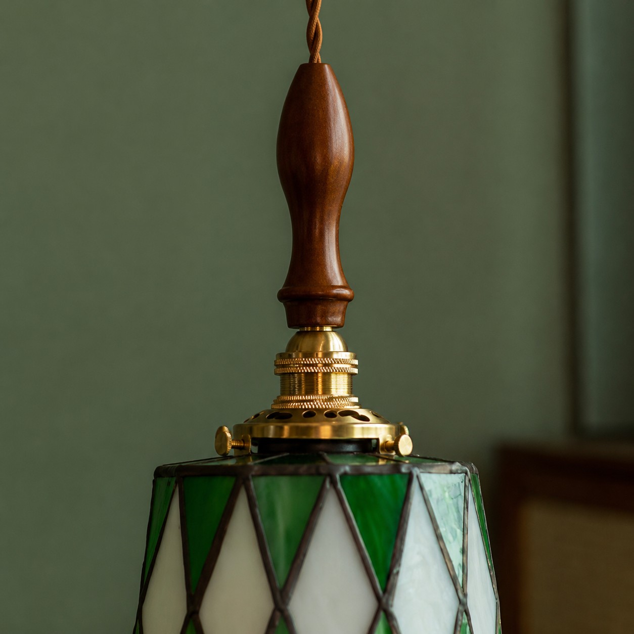 Detalhe em vidro com padrão de diamante verde e branco
