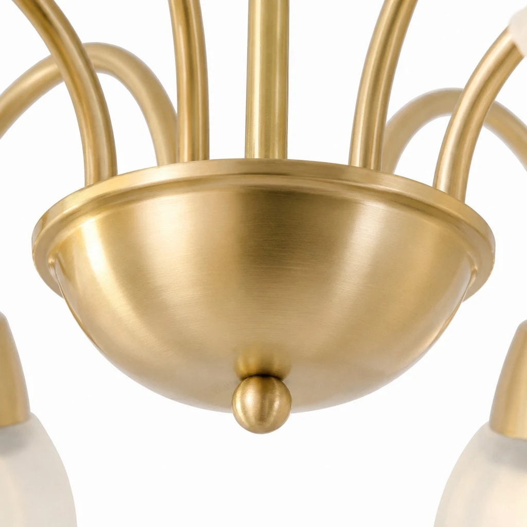 Gros plan sur le corps central du lustre en or brossé