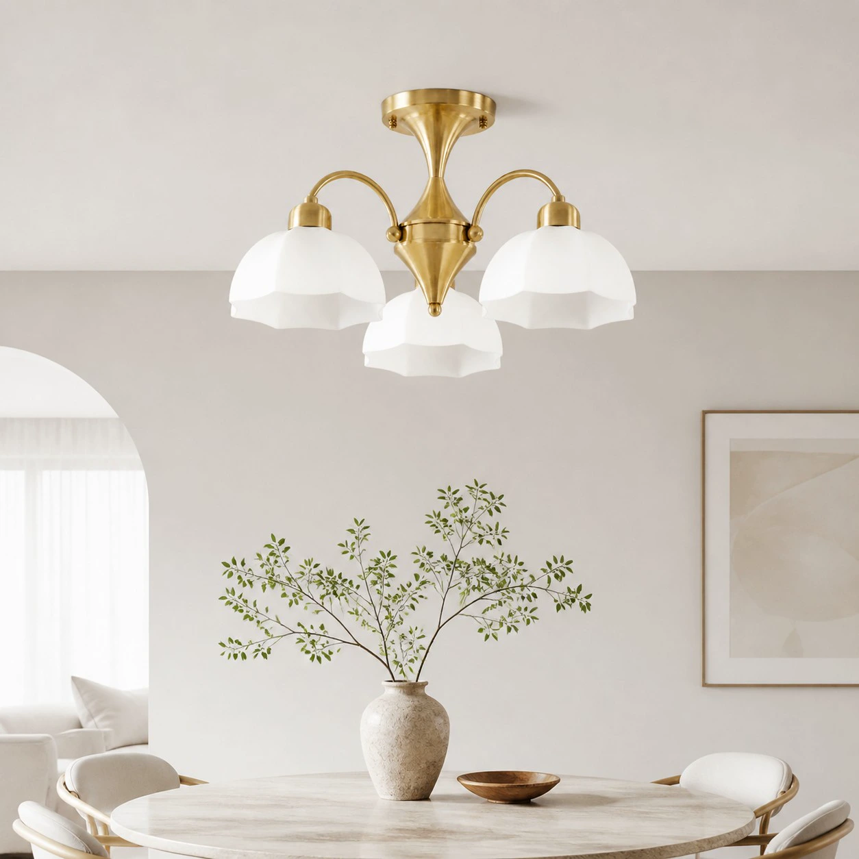 Lustre de três luzes sobre uma mesa de jantar em um interior luminoso.