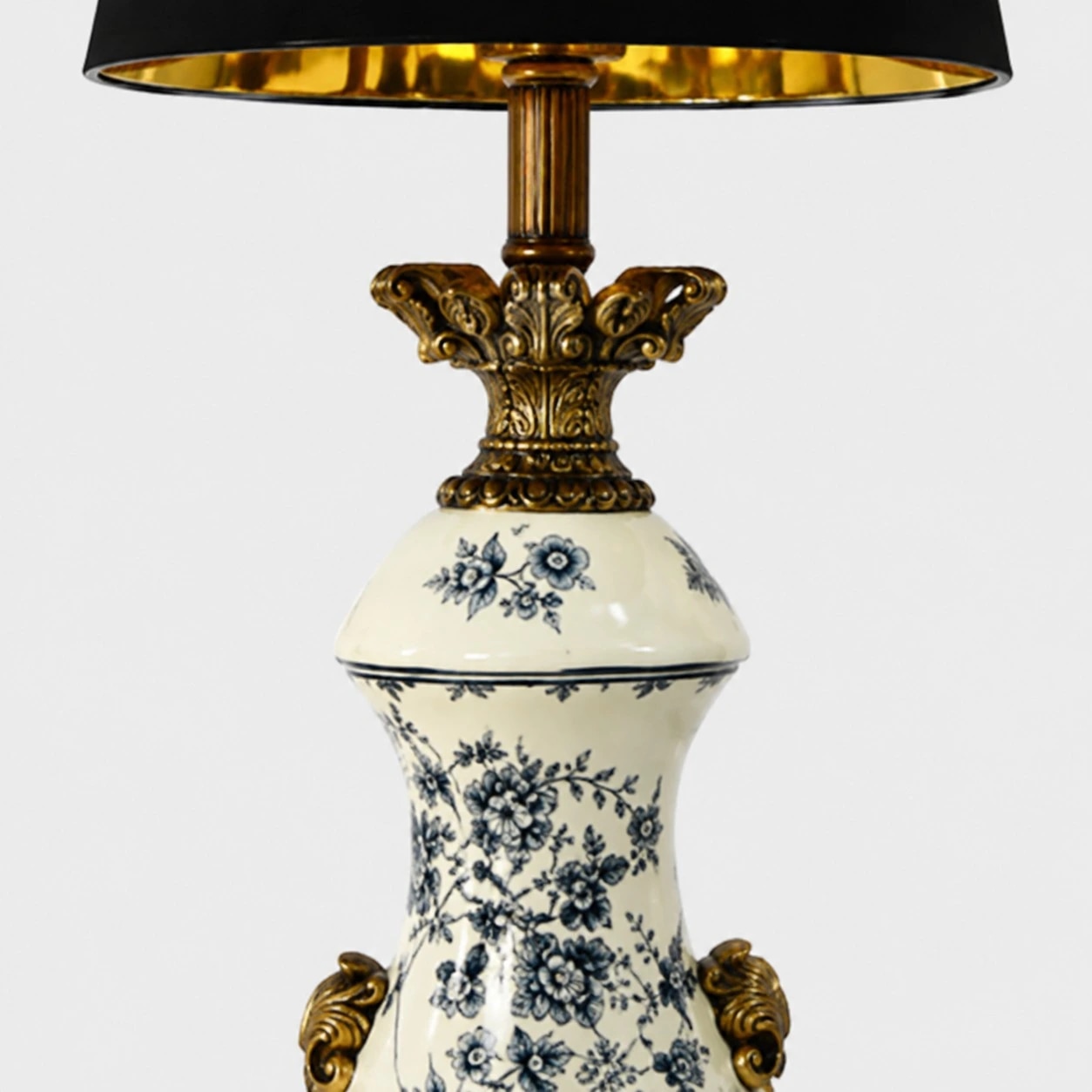 Porcelanowy korpus w kształcie kwiatu z wypukłymi ozdobnymi okuciami