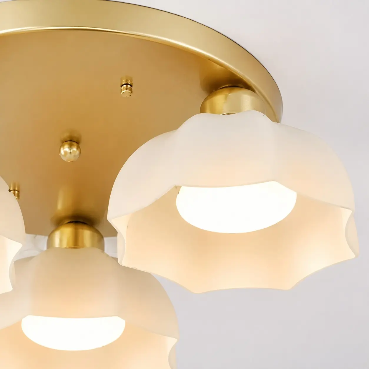 Vit glasskärm och guldfärgade detaljer