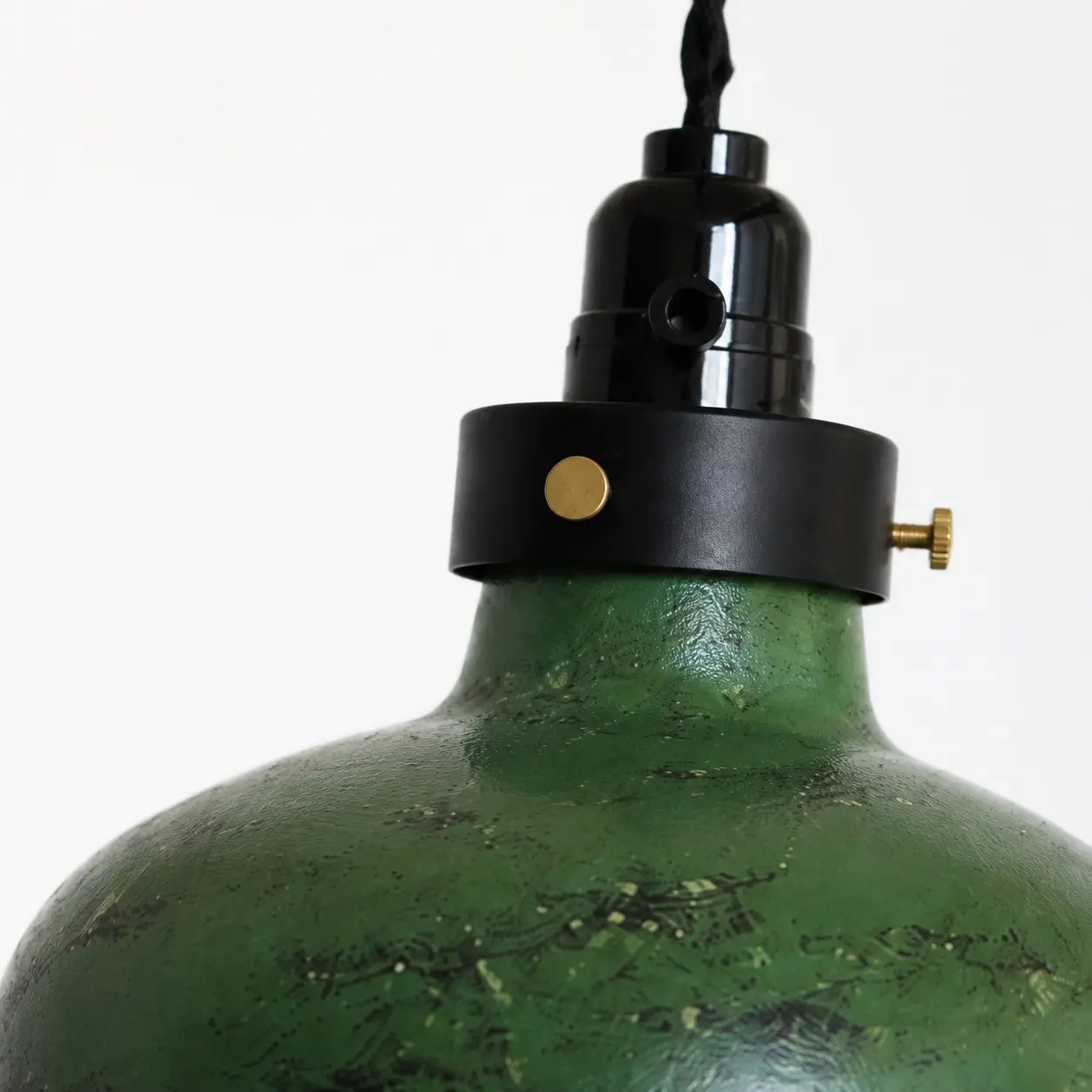 Detalhe com acabamento em metal verde desgastado