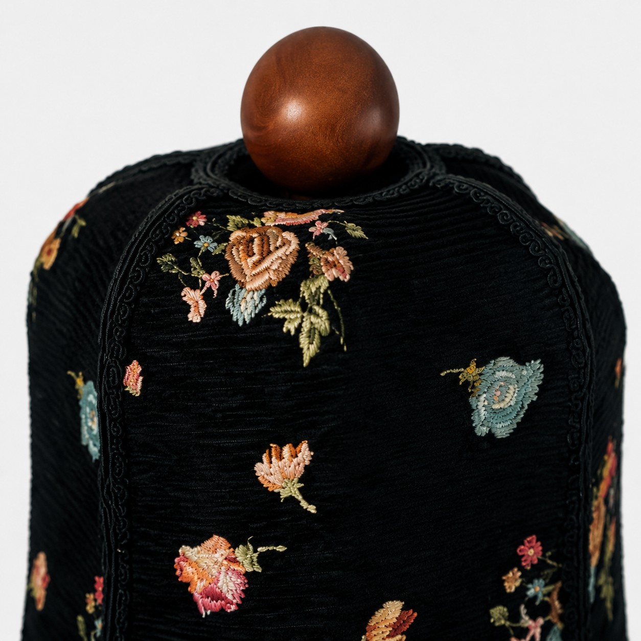 Lampenkap van bloemenstof met houten sierrand.