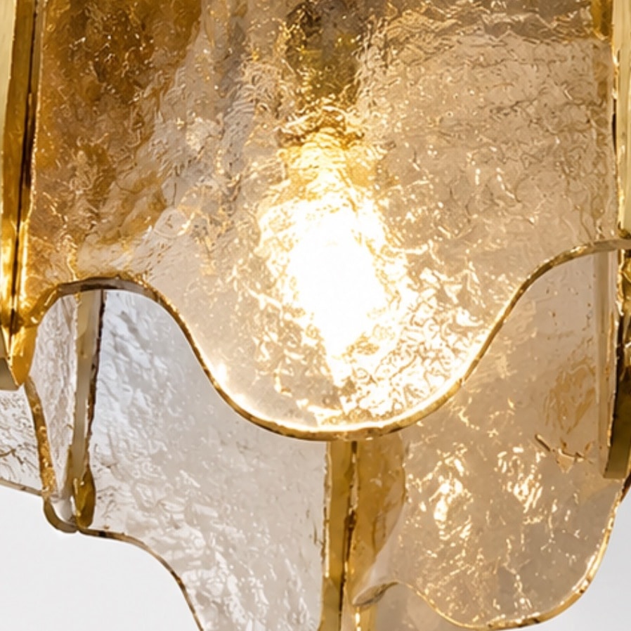 Beleuchtetes Detail aus gehämmertem Glas