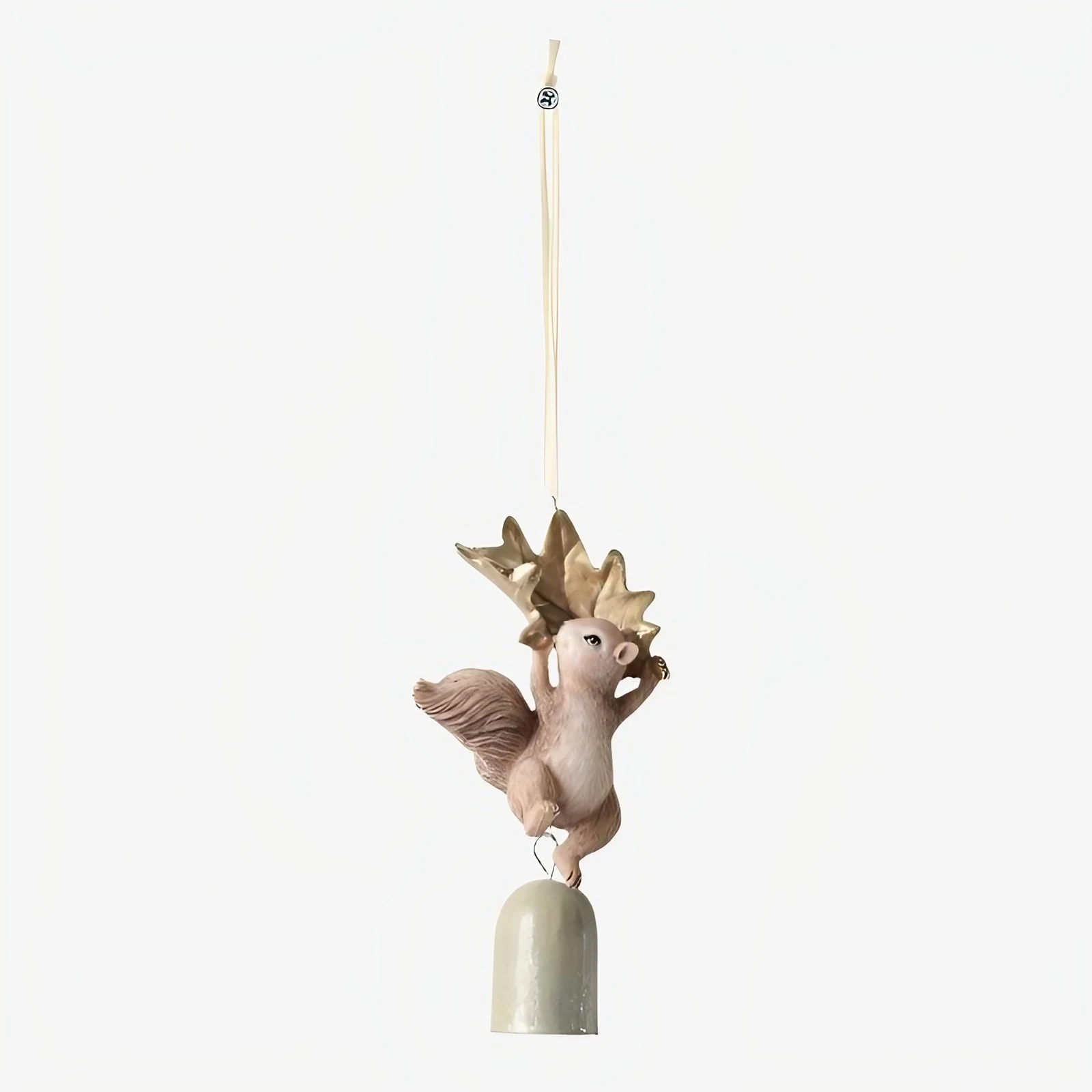 Windspiel „Eichhörnchen mit Blatt“ aus warmem Elfenbein, Stil B