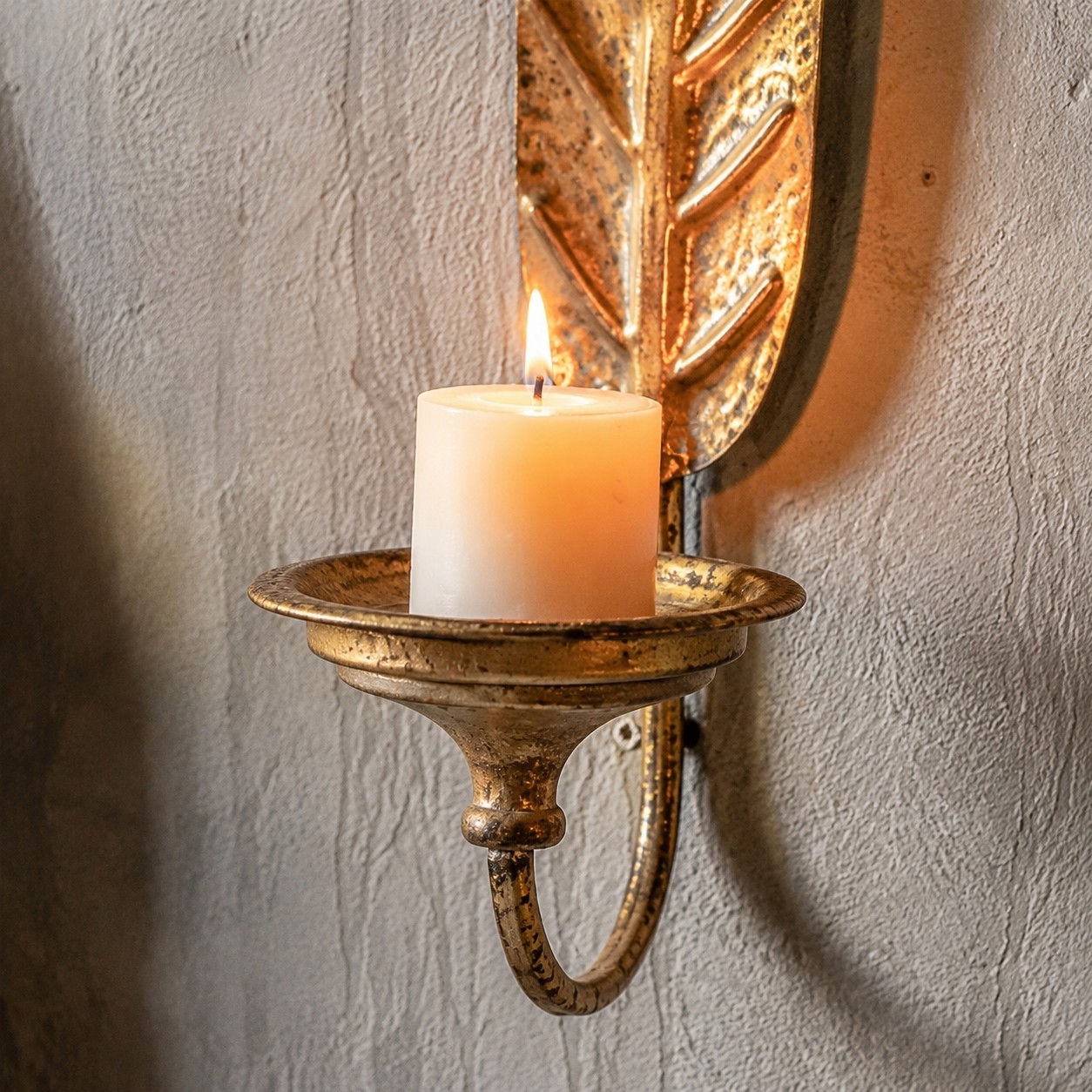 Detail einer Wandleuchte mit Vintage-Blattmotiv