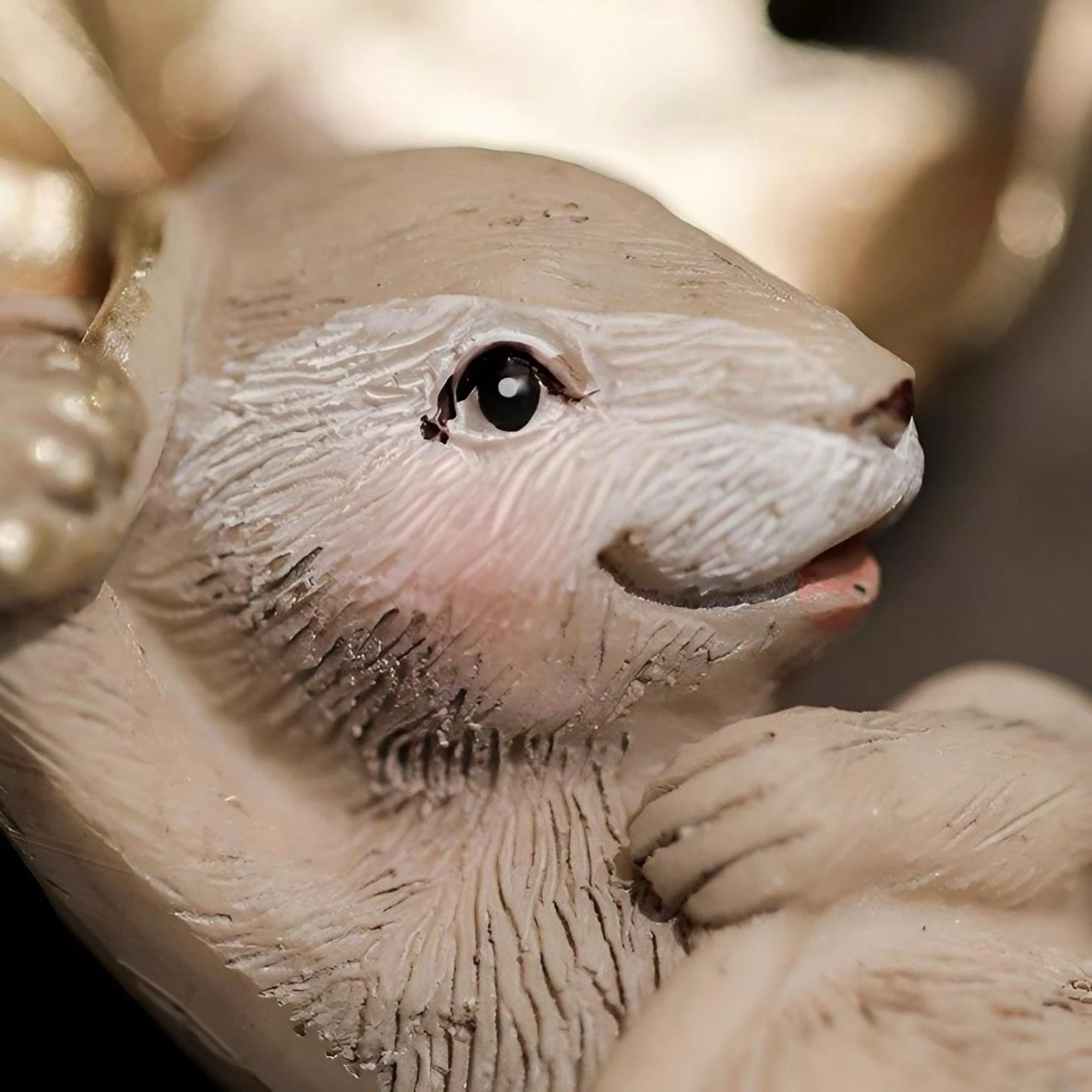 Nahaufnahme der geschnitzten Tierstruktur aus Kunstharz