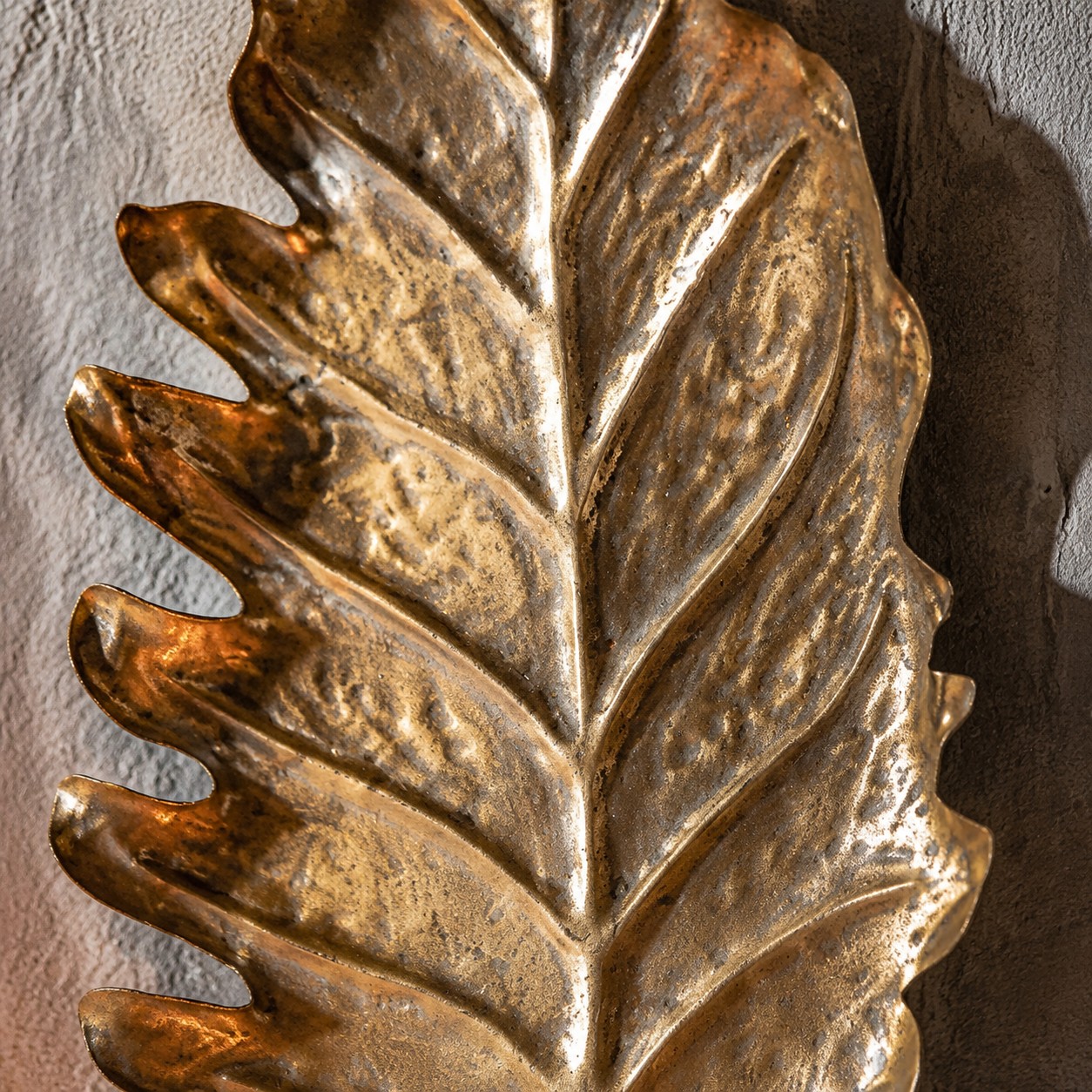 Detail einer Wandleuchte mit Vintage-Blattmotiv