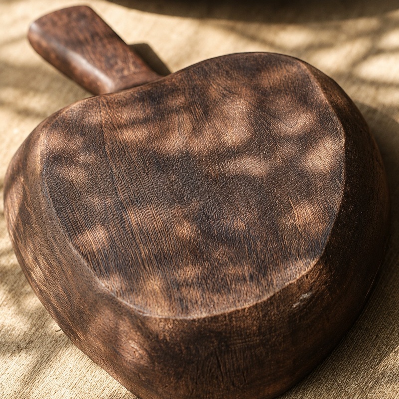 Raised rim with a soft apple-shaped outline