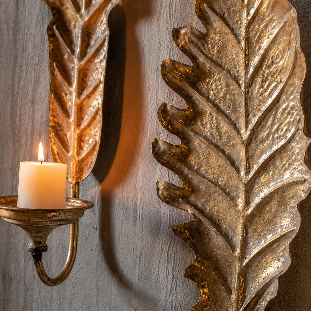 Detail einer Wandleuchte mit Vintage-Blattmotiv